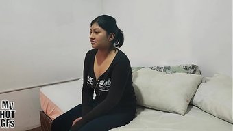 Genç Porno Yıldızı Kiomi, Yönetmenle Casting Seks Yapıyor.