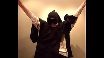 Cezalı Rahibe Soyunuyor, Kırbaçlanıyor Ve Zorla Orgazm Oluyor