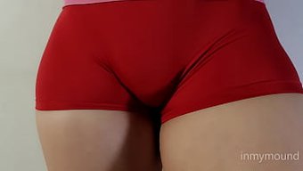 Dolgun Bucuuda, Tıraşlı Amını Ve Sıkı Şortlu Kamelyasını Sergiliyor