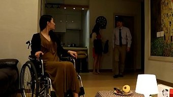 Asyalı Hizmetçi Seks Arzularını Tatmin Ediyor