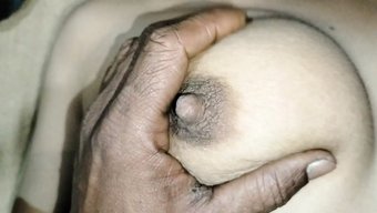 Orta Yaşlı Bir Kadın Baştan Çıkarır Ve Oral Zevk Alır.