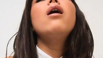 Göğüslü Esmerin Vücudu Ve Oyuncaklarıyla Tahrik Ettiği Derleme