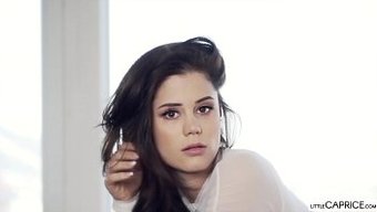 Caprice'In Islak Amı Ve Yüzü Cam Bir Dildo Ile Hareket Halinde