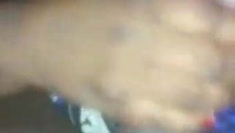 Kıvrımlı Karısını Işteyken Tatmin Eden Afrikalı Bir Erkek.