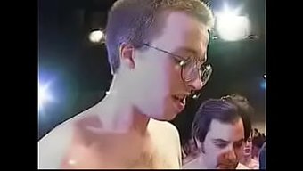 Vahşi Bir Grup Seks Sırasında Siyah Ve Sarışın Güzellikler