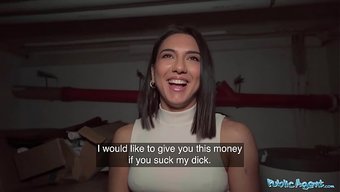 Güzel Bir Esmer Ajan, Yurt Odasında Bir Adamı Baştan Çıkarır Ve Ona Blowjob Yapar.