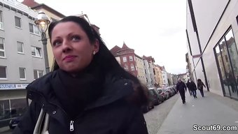 Alman Genç, Berlin Caddesinde Açık Hava Seks Için Baştan Çıkarıyor