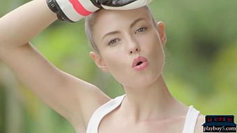 Rus Güzeli, Boks Antrenmanından Sonra Çıplak Poz Veriyor