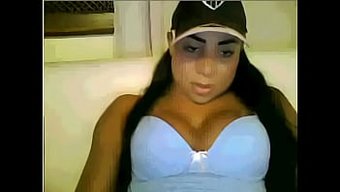 Büyük Klitoris Ve Göğüslü: Baştan Çıkarıcı Bir Kombinasyon