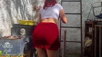 Ev Yapımı Temizlik Seansı Sırasında Üvey Kızın Etekli Dayanılmaz Poposu