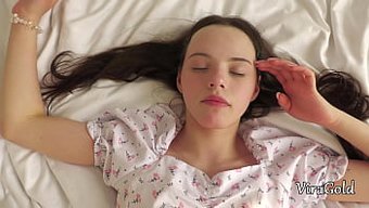 18 Yaşındaki Bakirenin Üvey Babasıyla Ilk Anal Deneyimi.