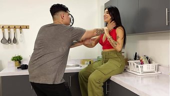 Tesisatçı, Çamaşır Makinesine Sıkışan Kadına Yardım Etmeye Geldi.