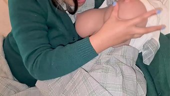 Minyon Bir Öğrenci, Sevgilisi Ve Öğretmeniyle Tantaly Bebeğiyle Sikişiyor.