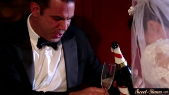 Büyük Göğüslü Güzel Bir Eş, Yeni Eşi Tarafından Beceriliyor