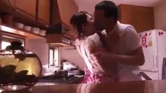 Japon Karısının Eski Sevgilisiyle Tutkulu Bir Şekilde Karşılaşması Ve Eşine Ihanet Etmesi