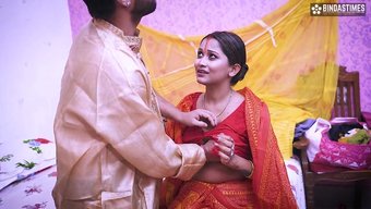 Desi Ev Kadını, Kocası Yokken Kaslı Bir Erkekle Yoğun Bir Şekilde Karşılaşıyor