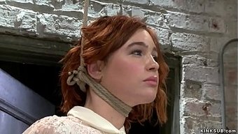 Kızıl Saçlı Köle Bağlanıyor Ve Bir Vibratörün Tadını Çıkarıyor