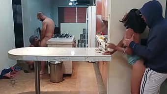 Üvey Kız Kardeşimin Partnerimle Samimi Davranışlar Sergilemesine Şahit Oluyorum, Bu Da Beni Üvey Abimle Seks Yaparak Intikam Aramaya Yöneltiyor