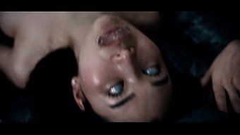 Üç Kız, Bir Seks Transında, Bolca Fışkırtma Ile Yoğun Oral Seks Yapıyor