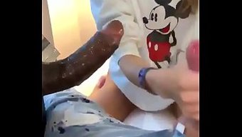 Beyaz Karı Linda, Siyah Sevgilisini El Ve Oral Iş Ile Tatmin Ediyor