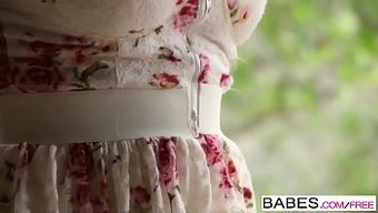 Molly Bennett'In Açıklayıcı Yaz Elbisesindeki Büyüleyici Performansı