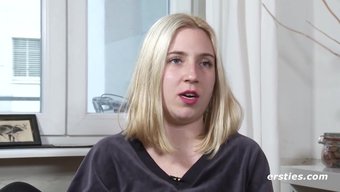 Barcelonalı Seksi Bir Sarışın, Kıllı Ve Islak Bir Vajinaya Sahip Ve Ilk Kez Kendini Parmaklıyor.