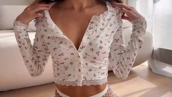 Tatlı Bir Kız Seks Yapıyor Ve Nefes Alamayana Kadar Üstüne Binip Sürüyor.