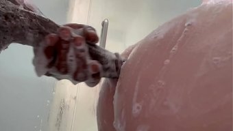 Ateşli Üvey Baba, Duşta Üvey Kızını Sikerken Fantezisini Gerçekleştiriyor.