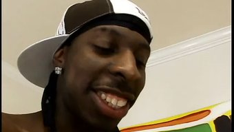 Sarışın Genç Kız Büyük Siyah Bir Yarrağın Poposunu Siktiriyor