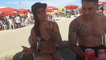 Genç Bir Çift, Plajda Doğal Arzularını Keşfediyor.