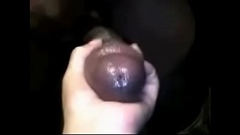 Kıvrımlı Bayanlar Ve Iyi Donanımlı Beyefendiyle Halka Açık Irklararası Zevk Gösterisi