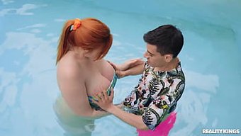 Büyük Popolu Bebek, Üçlüde Yüzüne Sikişiyor Ve Beceriliyor