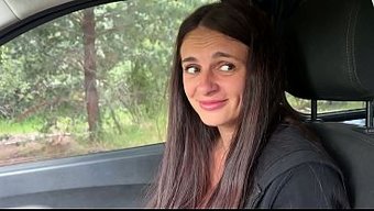 Mütevazı Bir Kız, Cesur Bir Adama Göğüslerini Ve Amını Gösterdi.