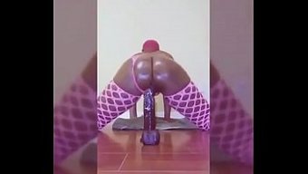 Brittney Jones'Un Büyük Bir Dildo Üzerindeki Vahşi Yolculuğu, Dağınık Bir Bitirişle Bitiyor
