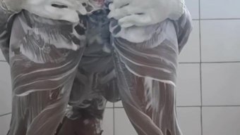 Ebony Genç Kızın Duygusal Banyosu, Poposu Ve Amcığına Odaklanıyor