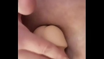 Milf, Kendini Bir Dildo Ile Tatmin Ederek, Orgazmı Kışkırtıp Geciktiriyor