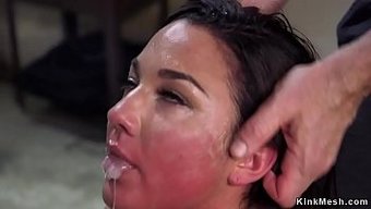 Minyon Esmer Aşırı Anal Oyun Ve Acıya Boyun Eğiyor