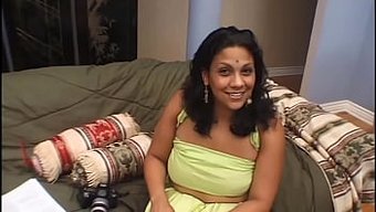 Sıcak Hintli Karısı Kocası Ve Üvey Kardeşi Tarafından Beceriliyor