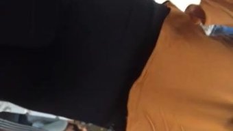 Hint Kot Modeli Büyük Poposunu Sergiliyor