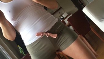 Baştan Çıkarıcı Bebek, Şeffaf Kıyafetiyle Kıvrımlarını Sergiliyor