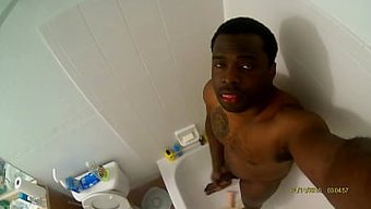 Afrikalı-Amerikalı Adam, Orgazm Olmak Için Kendini Tatmin Ediyor