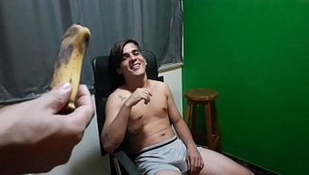 Gay Bir Çiftin Sıcak Striptiz Ve Seksle Şımartılmasını Izleyin