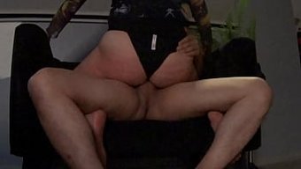 Güzel Biseksüel Kız Arkadaşı, Kocası Ve Sekreteri Tarafından Büyük Kıçı Beceriliyor.