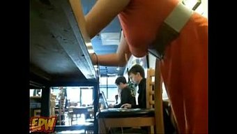 Büyük Göğüslü Kızıl Saçlı Oyuncaklarla Halkın Zevkine Dalıyor