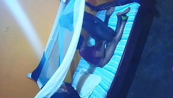 Göğüslü Bir Dişi Kedinin Bol Arka Kısmında Yoğun Bir Şekilde Sikiş