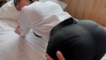 Azgın Sekreterin Patrona Oral Zevk Verdiği Ve Yakalandığı Ev Yapımı Bir Video