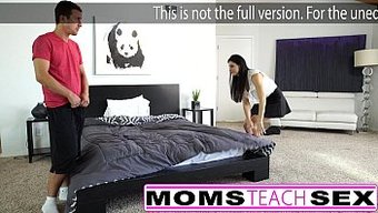 Ince Bir Genç Kız Ve Üvey Annesiyle Üçlü Yapmak Için Tahrik Edici