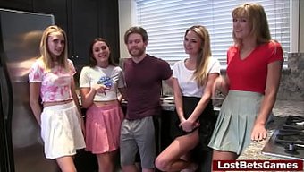 Derek, Havuzda Dört Çıplak Arkadaşıyla Bir Şans Vuruşu Yaşıyor.