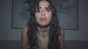 Mavi Gözlü Esmer Hatun Otel Odasında Dillere Destan Bir Seks Yapıyor.