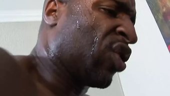 Ebony Güzeli Ilk Oral Zevkini Yaşıyor